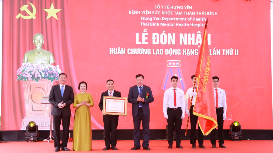 Thừa uỷ quyền của Chủ tịch nước, ông Đỗ Xuân Tuyên - Thứ trưởng Bộ Y tế trao Huân chương Lao động hạng Ba cho Bệnh viện Sức khỏe tâm thần Thái Bình.