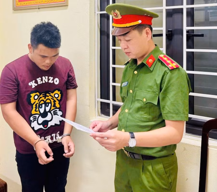 Cơ quan Công an tống đạt các quyết định tố tụng đối với Hà Văn Bằng. Ảnh: Công an tỉnh Hưng Yên