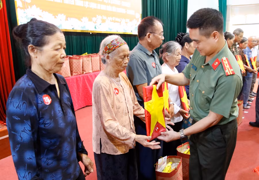 Đại tá Nguyễn Trường Lâm, Phó Giám đốc Công an tỉnh Hưng Yên trao di ảnh được phục dựng cho thân nhân gia đình các liệt sĩ