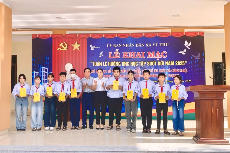 lanh-dao-xa-vu-thu-tang-qua.jpg