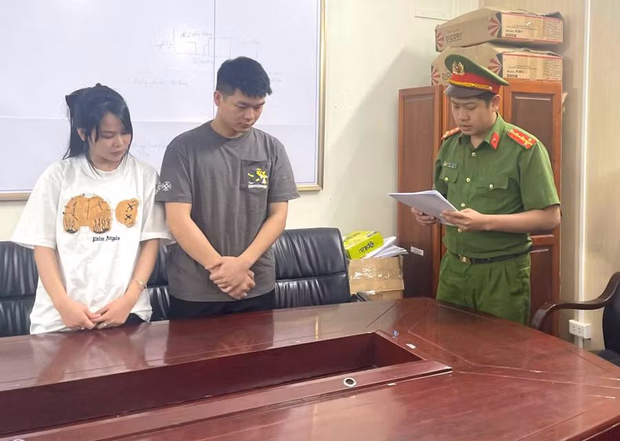 Cơ quan Công an tống đạt các quyết định đối với Duy và Huệ. Ảnh: Công an tỉnh Hưng Yên.