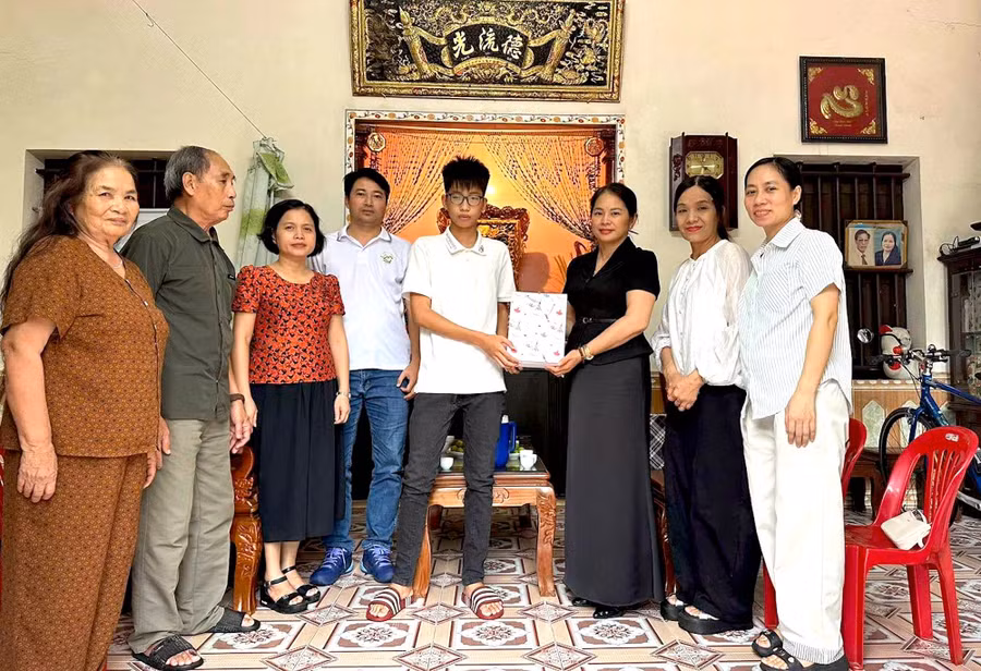 Thầy cô giáo Trường THPT Vũ Tiên trao quà, động viên học sinh có hoàn cảnh khó khăn.