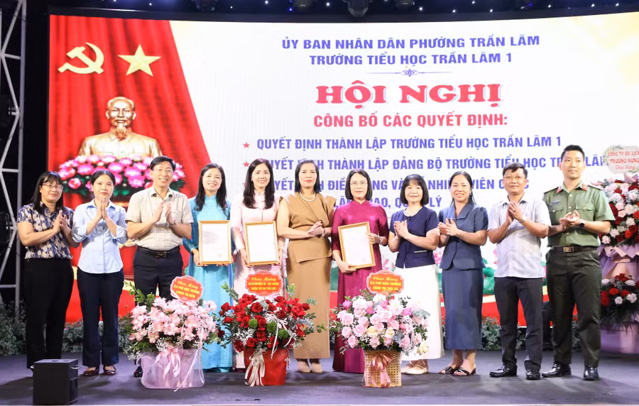 Lãnh đạo phường Trần Lãm trao các quyết định thành lập, bổ nhiệm cán bộ quản lý và thành lập Đảng bộ Trường tiểu học Trần lãm 1.