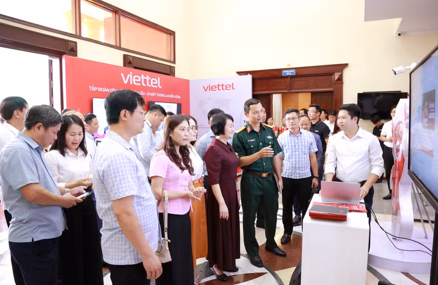 Các đại biểu tham quan gian hàng giới thiệu các sản phẩm, nền tảng và giải pháp công nghệ trong lĩnh vực giáo dục.