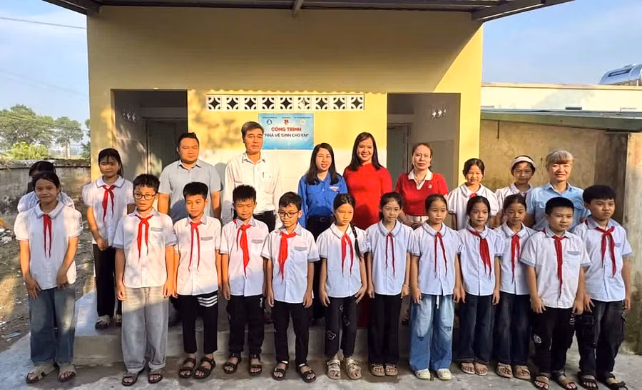 Đại biểu, giáo viên và đông đảo học sinh Phân hiệu 1 (Trường Tiểu học Vũ Thư) tại lễ khánh thành.