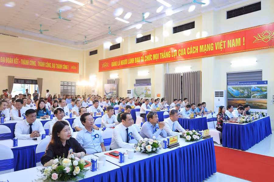 cac-dai-bieu-du-hoi-nghi.jpg