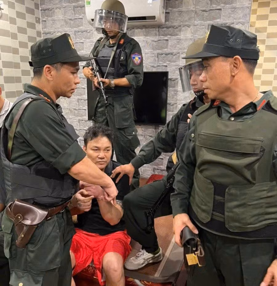Lực lượng Công an bắt giữ Dũng "Mắm". Ảnh: Công an tỉnh Hưng Yên cung cấp
