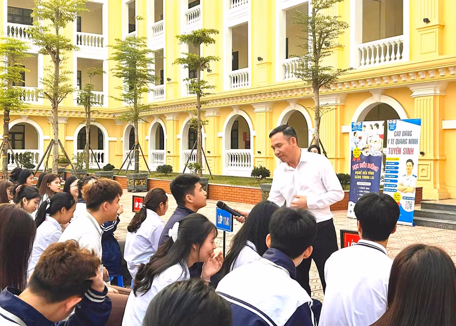 Chuyên gia tư vấn tuyển sinh trao đổi, giải đáp thắc mắc cho học sinh Trường THPT Ba Chẽ.