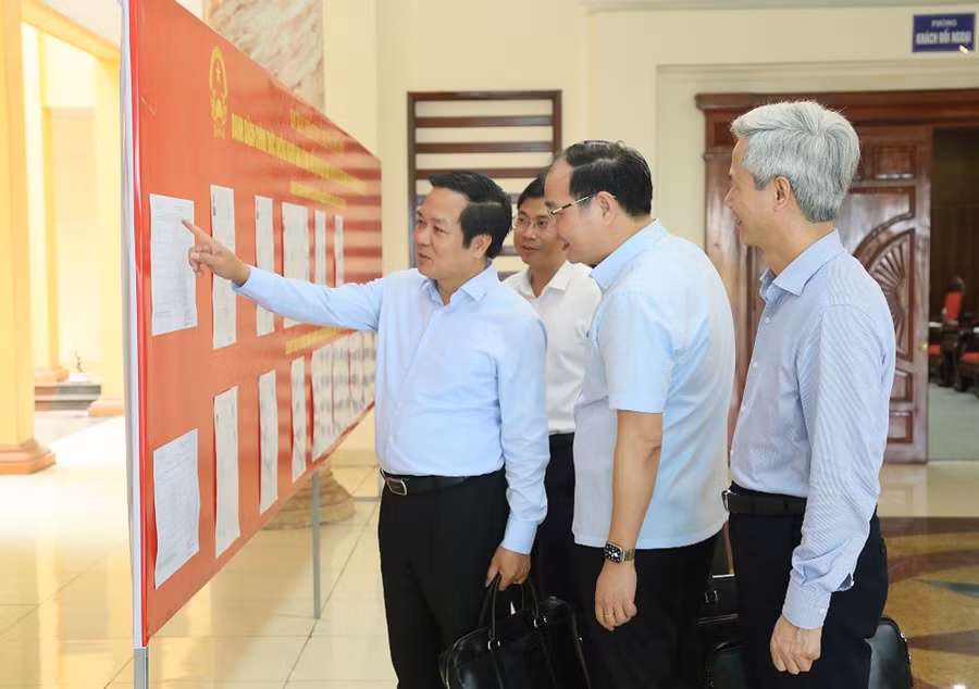 Chủ tịch UBND tỉnh Hưng Yên cùng tổ công tác kiểm tra danh sách niêm yết người ứng cử và cử tri tại trụ sở phường Phố Hiến. Ảnh Tất Đạt