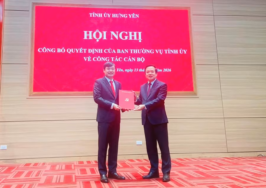 Ông Phạm Quang Ngọc, Bí thư Tỉnh ủy Hưng Yên trao quyết định cho ông Nguyễn Tuấn Phong. Ảnh: Ban Tuyên giáo Tỉnh ủy Hưng Yên