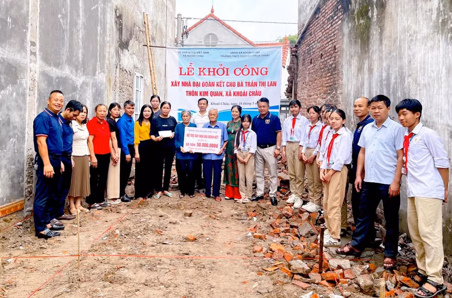 Trường THCS Nguyễn Thiện Thuật đã trao 50 triệu đồng hỗ trợ đợt 1 cho gia đình bà Trần Thị Lan.