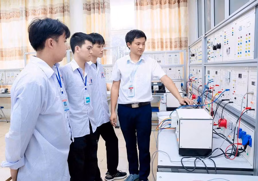 Sinh viên ngành Điện công nghiệp (Trường Cao đẳng Công nghiệp Hưng Yên) trong giờ thực hành. Ảnh: NTCC
