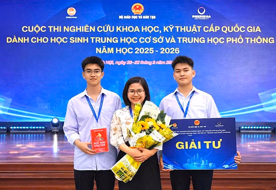 tran-quoc-huy-lop-11a2-va-nguyen-duc-anh-lop-12a1-truong-thpt-my-hao.jpg