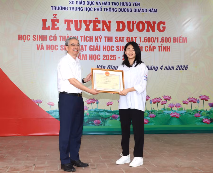 Giám đốc Sở GD&ĐT tỉnh Hưng Yên trao giấy khen cho em Vũ Minh Ngọc (lớp 12A6, Trường THPT Dương Quảng Hàm).