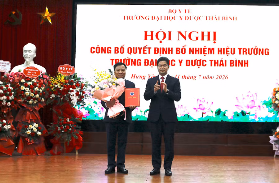 Thứ trưởng Thường trực Bộ Y tế Vũ Mạnh Hà trao quyết định của Bộ trưởng Bộ Y tế bổ nhiệm PGS.TS Nguyễn Duy Cường làm Hiệu trưởng Trường Đại Y Dược Thái Bình.
