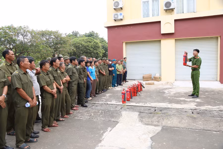 Chiến sĩ Cảnh sát Chữa cháy và Cứu nạn cứu hộ hướng dẫn sử dụng bình chữa cháy.