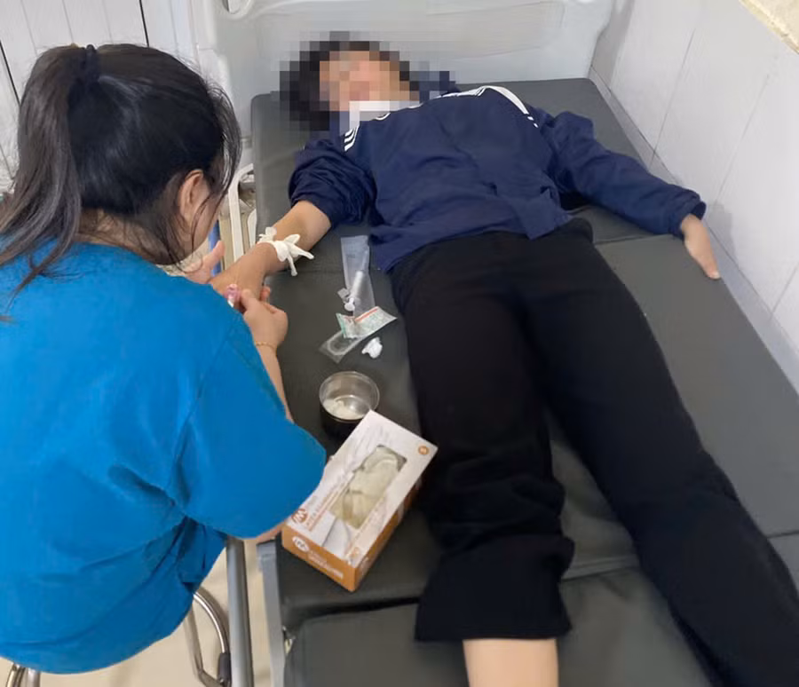 Em P.T.T.H hiện đang được điều trị tại Bệnh viện Đa khoa tỉnh Hưng Yên. Ảnh: NVCC