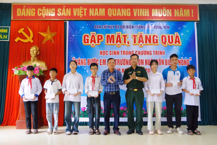 Lãnh đạo Ban chỉ huy Bộ đội Biên phòng tỉnh Hưng Yên và nhà hảo tâm trao quà cho học sinh.