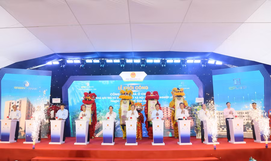 Các đại biểu thực hiện nghi thức khởi công Dự án đầu tư xây dựng Khu nhà ở xã hội phục vụ công nhân, người lao động Khu công nghiệp Liên Hà Thái. Ảnh: Tất Đạt