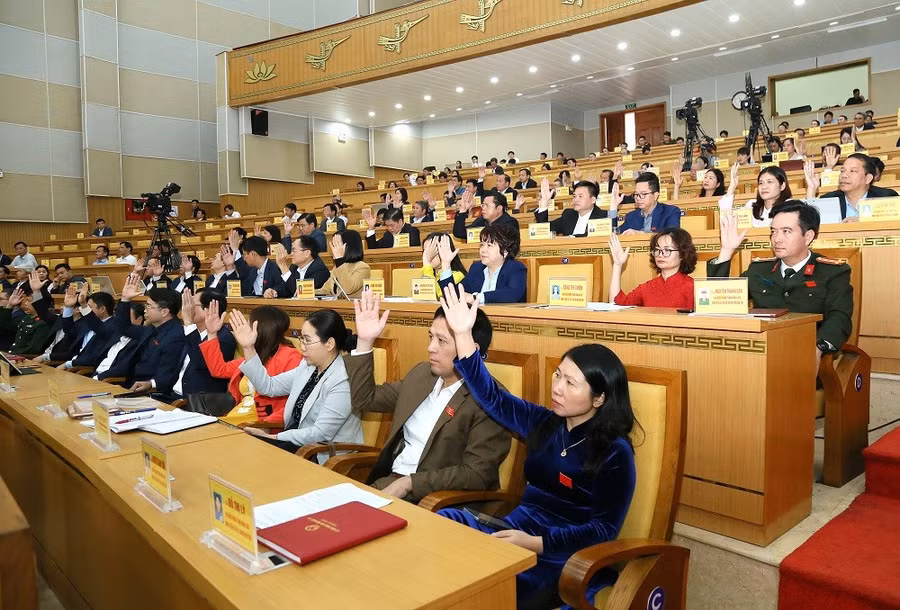 Các đại biểu HĐND tỉnh Hưng Yên biểu quyết thông qua các nghị quyết tại Kỳ họp.
