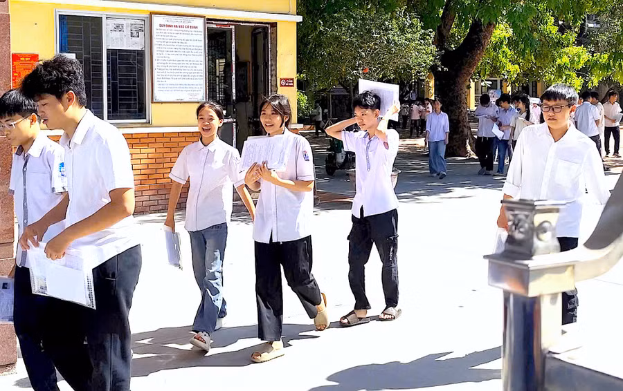 Thí sinh tự tin rời phòng thi.