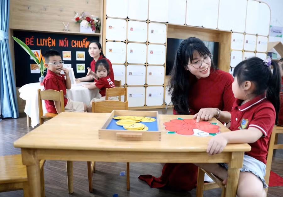 Cô và trò Trường Mầm non Thiên Đức (phường Phố Hiến, tỉnh Hưng Yên).