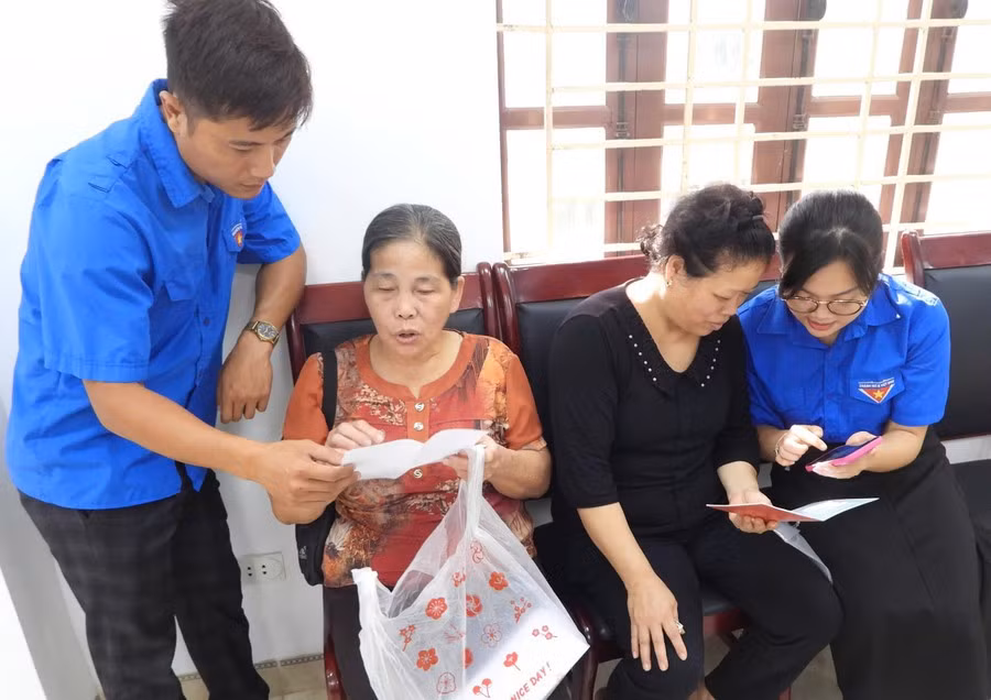 thanh-nien-ho-tro-nguoi-dan-phuong-pho-hien.jpg