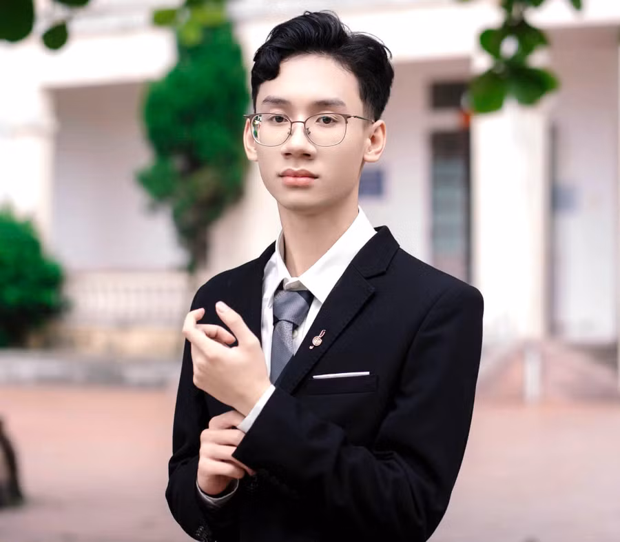 Nguyễn Văn Hưng (học sinh lớp 12A1, Trường THPT Quỳnh Thọ).