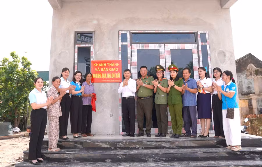 Ban phụ nữ Công an tỉnh Hưng Yên phối hợp tổ chức bàn giao nhà cho hộ nghèo tại xã Yên Mỹ. Ảnh: Nguyễn Thị Thủy