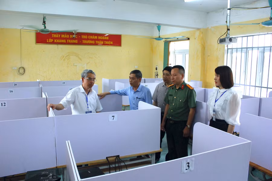 Đoàn kiểm tra phòng thi môn tin học tại Hội đồng thi Trường THPT chuyên Hưng Yên. Ảnh: Đinh Chiến