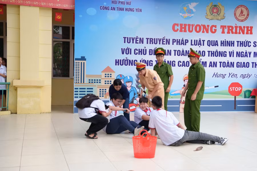 Sân khấu hóa tuyên truyền pháp luật về an toàn giao thông giúp học sinh tiếp cận kiến thức một cách trực quan, sinh động.
