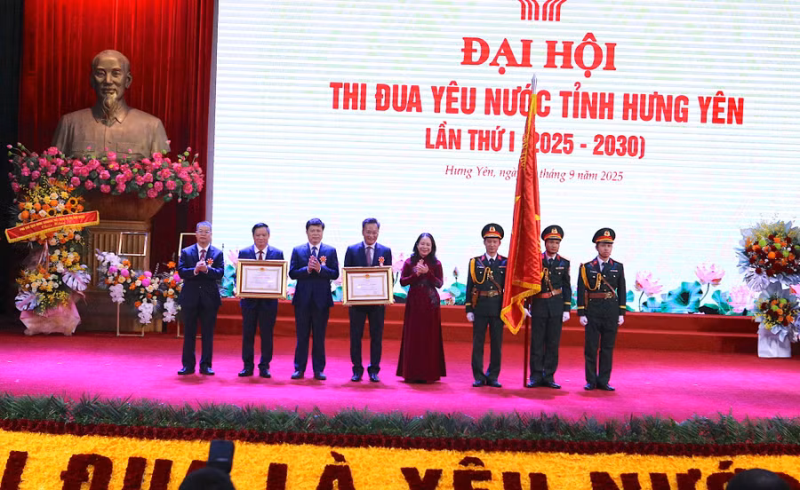 Thừa ủy quyền, Phó Chủ tịch nước Võ Thị Ánh Xuân trao Huân chương Lao động hạng Nhất và hạng Ba cho Đảng bộ, Chính quyền và Nhân dân tỉnh Hưng Yên.