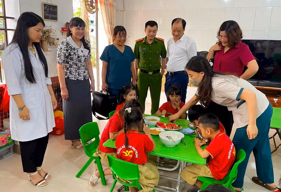 Đoàn kiểm tra liên ngành xã Hưng Phú (tỉnh Hưng Yên) kiểm tra, giám sát tại các trường mầm non ngày 17/4. Ảnh: Đoàn Huê