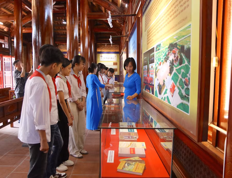 Cô và trò Trường THCS Hồng An (xã Lê Quý Đôn) trải nghiệm thực tế tại Khu lưu niệm Danh nhân văn hóa Lê Quý Đôn. Ảnh: Đinh Chiến