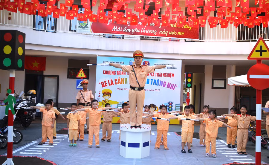 Các em nhỏ được cán bộ Phòng CSGT hướng dẫn thực hành làm CSGT nhí.
