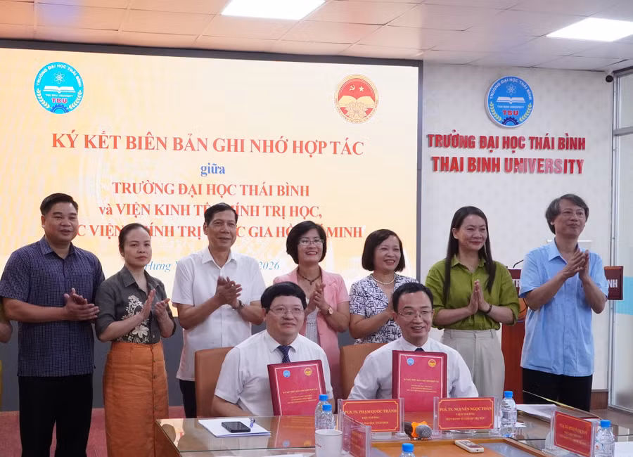 Lãnh đạo hai đơn vị ký kết biên bản ghi nhớ hợp tác. Ảnh: Đinh Chiến