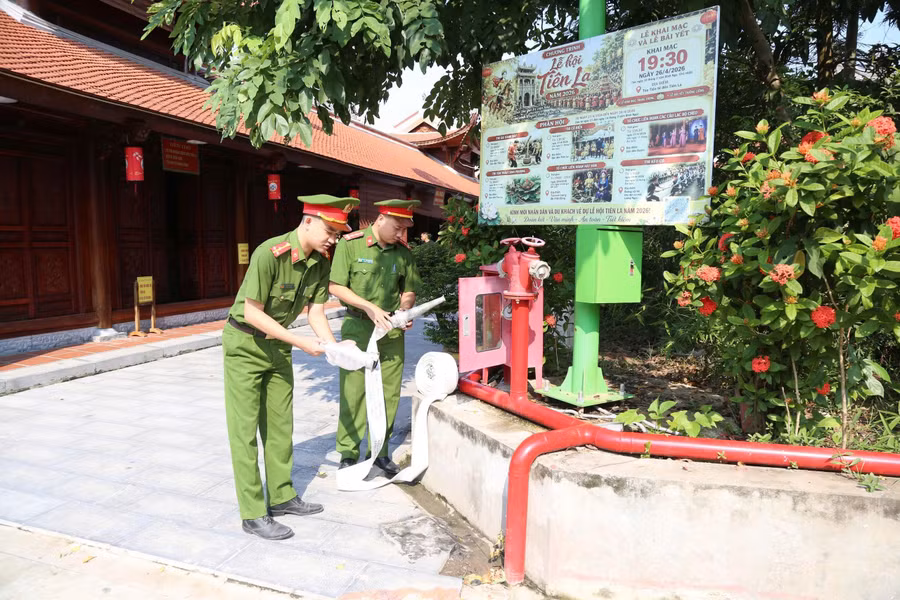 Đội Chữa cháy và cứu nạn cứu hộ khu vực Hưng Hà kiểm tra hệ thống PCCC tại đền Tiên La, xã Tiên La.