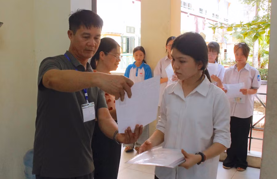 Sáng nay (25/5) thí sinh làm bài thi môn Ngữ văn theo hình thức tự luận, thời gian 120 phút.