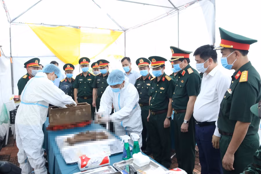 Đoàn công tác Quân khu 3 kiểm tra việc lấy mẫu hài cốt liệt sĩ tại Nghĩa trang liệt sĩ phường Trần Lãm. Ảnh: Đinh Chiến