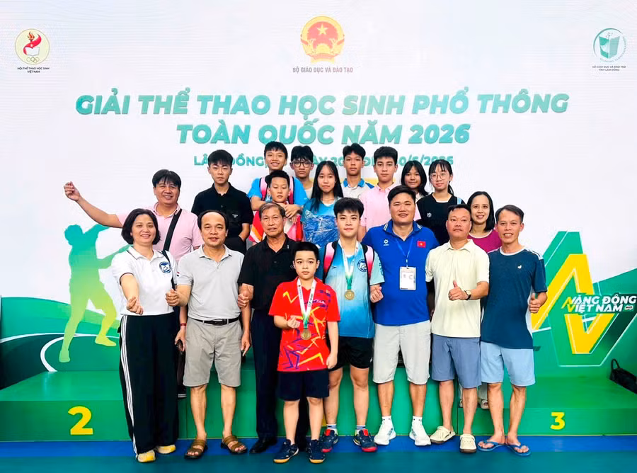 Đoàn Thể thao học sinh phổ thông tỉnh Hưng Yên chụp ảnh lưu niệm.