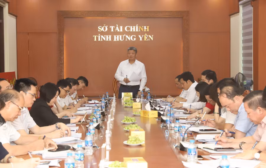 Chủ tịch UBND tỉnh Hưng Yên Nguyễn Mạnh Quyền làm việc với Sở Tài chính. Ảnh: Nguyễn Quỳnh