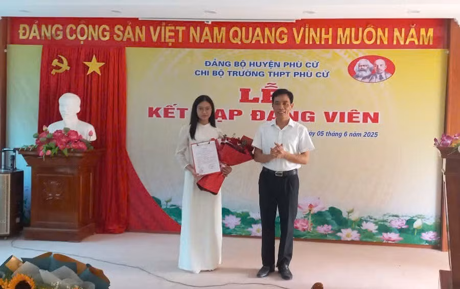 duong-van-long-trao-quyet-dinh-va-tang-hoa-chuc-mung-cho-dang-vien-tre.png
