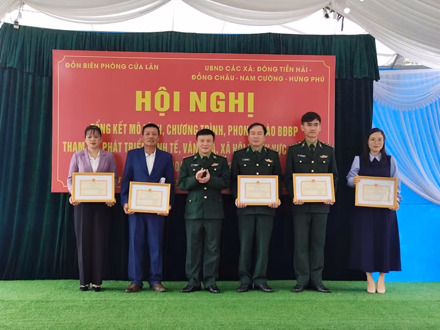 Ban Chỉ huy Bộ đội Biên phòng tỉnh Hưng Yên khen thưởng các 5 cá nhân có thành tích tiêu biểu.