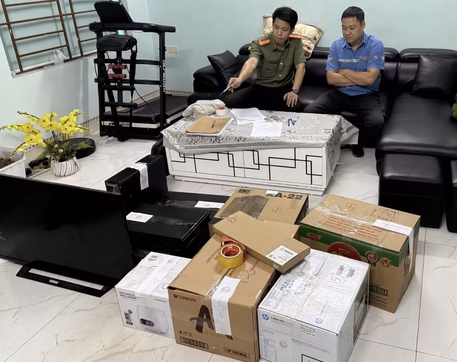 co-quan-cong-an-tien-hanh-kham-xet-thu-giu-vat-chung.jpg