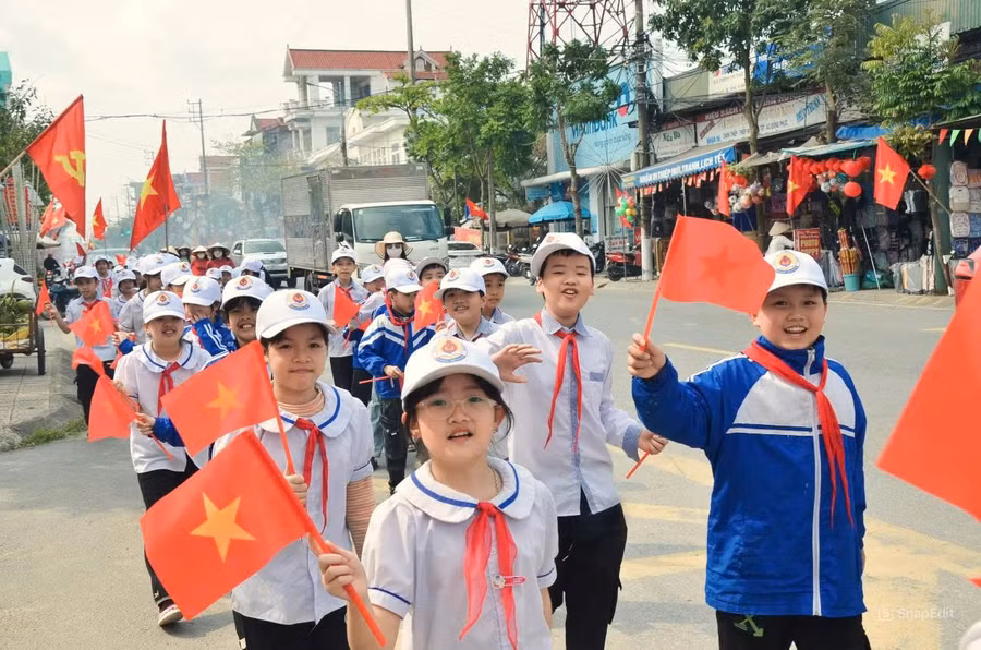 Học sinh các trường học trên địa bàn xã Hưng Hà diễu hành.