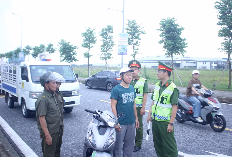 Công an xã Thái Thụy tuyên truyền, nhắc nhở công nhân, người lao động chấp hành Luật TTATGT.