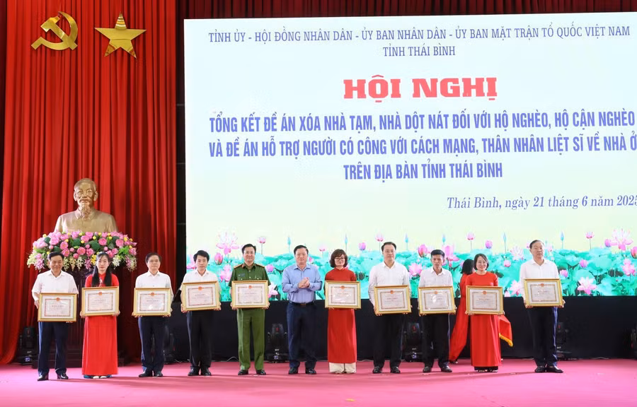 so-gddt-thai-binh-cu-duoc-chu-tich-ubnd-tinh-tang-bang-khen.jpg