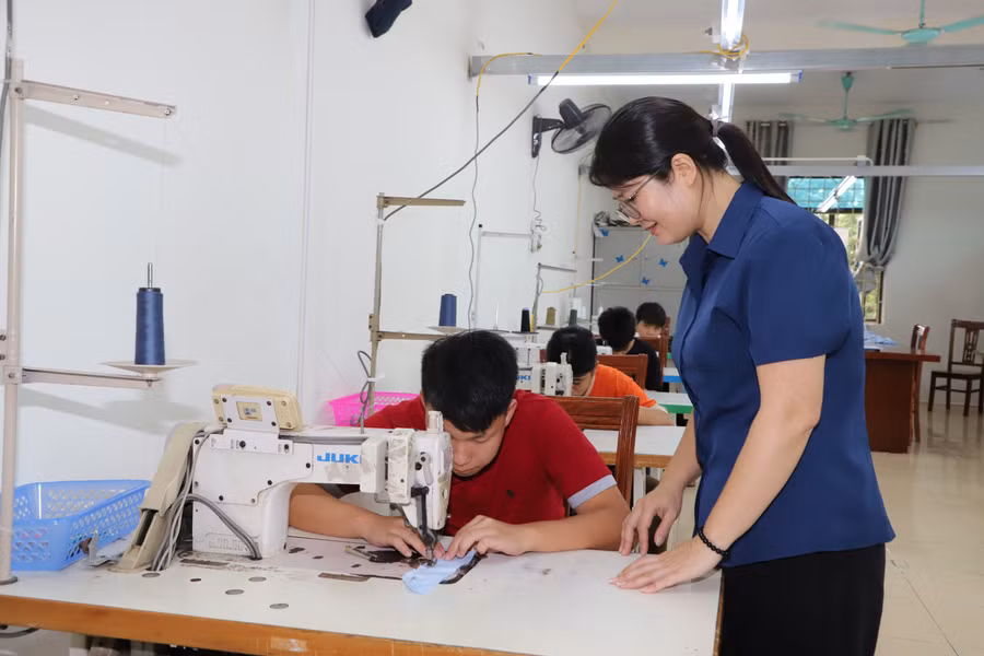 Trường Giáo dục chuyên biệt Hưng Yên dạy nghề cho trẻ khuyết tật.