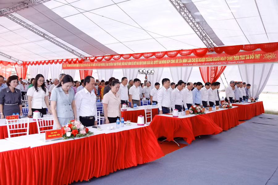 Các đại biểu, thầy cô giáo, học sinh và Nhân dân dành phút tưởng niệm tưởng nhớ cô giáo, liệt sĩ Bùi Thị Thanh Xuân và 30 học sinh.