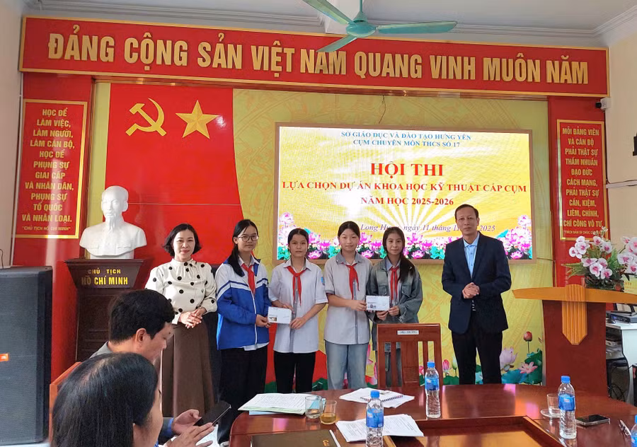 Ban tổ chức trao giải Nhất, Nhì cho dự án đến từ Trường TH&THCS Trần Đức Thông và THCS Thái Phương.